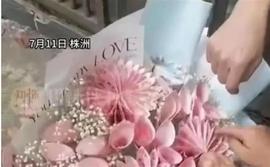 MXC:父子购买9999元“人民币”花束后举报花店违法，当地商户回应_YCO